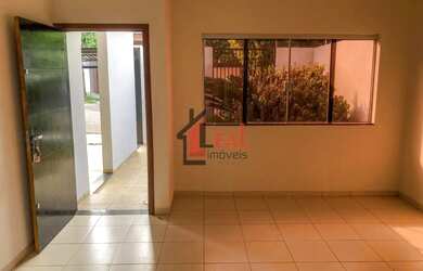 Imagem: A casa possui 3 Dormitórios, 2 Banheiros, 2 Vagas na garagem