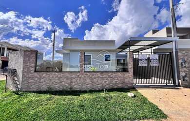 Imagem: A casa possui 3 Dormitórios, 2 Banheiros, 2 Vagas na garagem