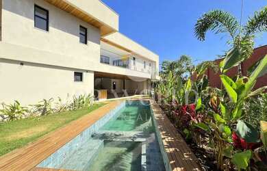 Imagem: A casa possui 4 Dormitórios, 5 Banheiros, 2 Vagas na garagem