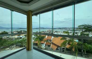 Imagem: A casa possui 3 Dormitórios, 4 Banheiros, 4 Vagas na garagem