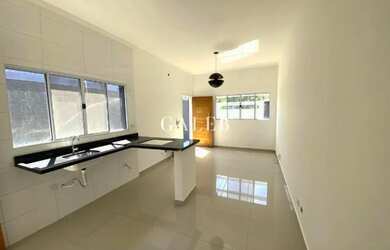 Imagem: A casa possui 3 Dormitórios, 2 Banheiros, 2 Vagas na garagem