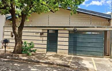 Imagem: A casa possui 3 Dormitórios, 2 Banheiros, 2 Vagas na garagem