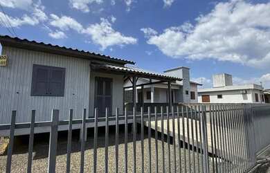 Imagem: A casa à venda possui 2 Dormitórios, 1 Banheiro, 2 Vagas na