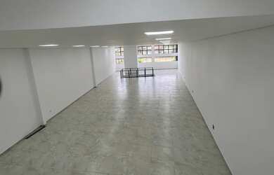 Imagem: O depósito para alugar possui 5 Vagas na garagem e 500m² de