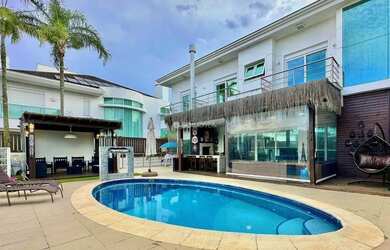 Imagem: A casa possui 5 Dormitórios, 5 Banheiros, 4 Vagas na garagem