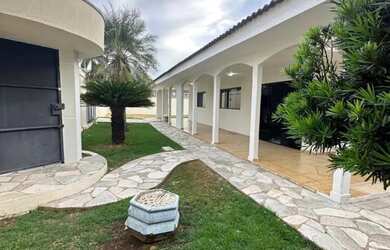 Imagem: A casa possui 3 Dormitórios, 3 Banheiros, 5 Vagas na garagem