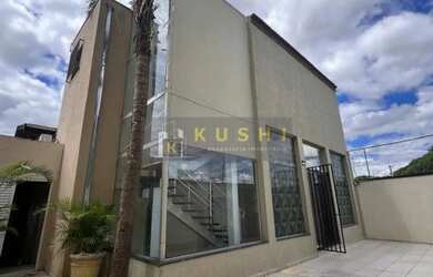 Imagem: A casa possui 4 Dormitórios, 4 Banheiros, 2 Vagas na garagem