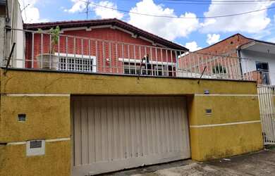 Imagem: A casa possui 3 Dormitórios, 3 Banheiros, 2 Vagas na garagem