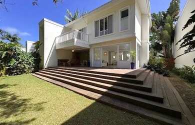 Imagem: A casa em condomínio possui 4 Dormitórios, 4 Banheiros, 2