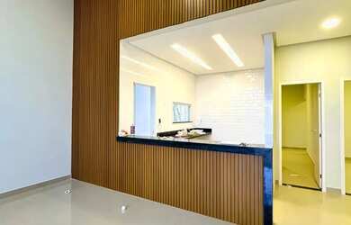 Imagem: A casa possui 3 Dormitórios, 2 Banheiros, 2 Vagas na garagem