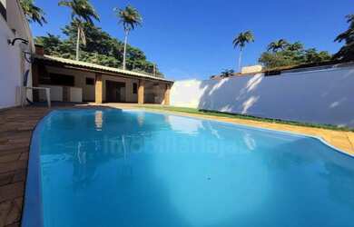 Imagem: A casa possui 1 Dormitório, 1 Banheiro, 2 Vagas na garagem