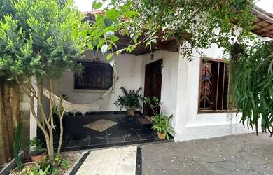 Imagem: A casa possui 2 Dormitórios, Acomodam 5 pessoas e está localizado