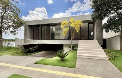 Imagem: A casa em condomínio possui 4 Dormitórios, 5 Banheiros, 3