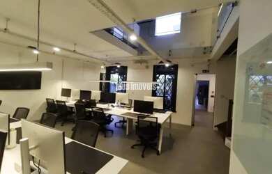 Imagem: A casa possui 5 Dormitórios, 5 Banheiros, 4 Vagas na garagem