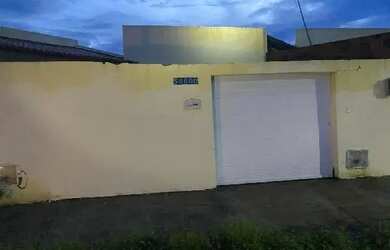 Imagem: A casa possui 2 Dormitórios, 1 Banheiro, 1 Vaga na garagem