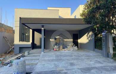 Imagem: A casa possui 3 Dormitórios, 3 Banheiros, 4 Vagas na garagem