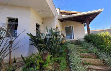 Imagem: A casa possui 3 Dormitórios, 3 Banheiros, 5 Vagas na garagem