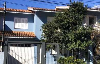 Imagem: A casa possui 3 Dormitórios, 1 Banheiro, 2 Vagas na garagem