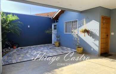 Imagem: A casa possui 2 Dormitórios, 3 Banheiros, 2 Vagas na garagem