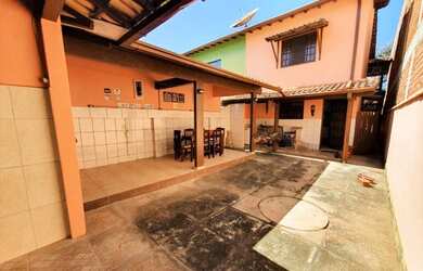 Imagem: A casa possui 2 Dormitórios, 2 Banheiros, 2 Vagas na garagem