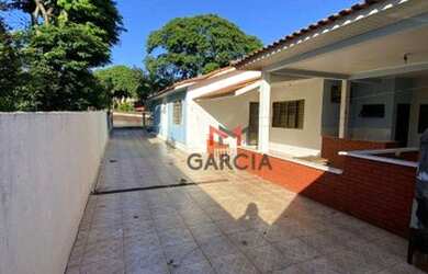 Imagem: A casa possui 4 Dormitórios, 2 Banheiros, 5 Vagas na garagem