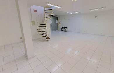 Imagem: O depósito possui 2 Vagas na garagem, 133m² de Área e está