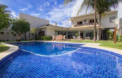 Imagem: A casa possui 3 Dormitórios, 3 Banheiros, 2 Vagas na garagem