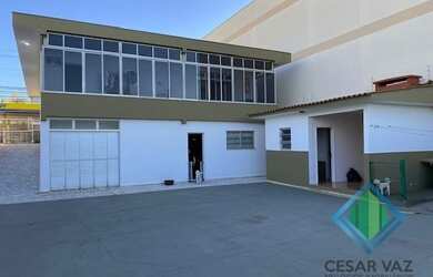 Imagem: A casa possui 3 Dormitórios, 2 Banheiros, 3 Vagas na garagem