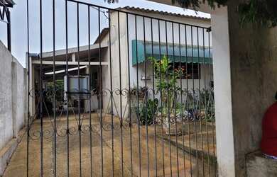 Imagem: A casa possui 2 Dormitórios, 1 Banheiro, 2 Vagas na garagem