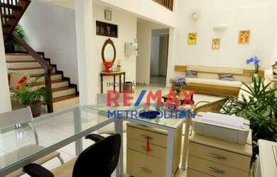 Imagem: O depósito possui 5 Vagas na garagem e 300m² de Área e está