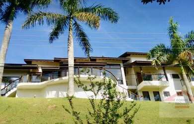 Imagem: A casa em condomínio possui 4 Dormitórios, 2 Banheiros e 915m²