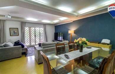 Imagem: A casa possui 4 Dormitórios, 4 Banheiros, 5 Vagas na garagem