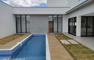 Imagem: A casa em condomínio possui 3 Dormitórios, 2 Banheiros, 4