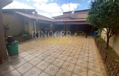 Imagem: A casa possui 2 Dormitórios, 2 Banheiros, 4 Vagas na garagem