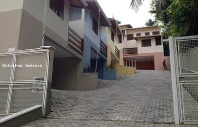 Imagem: A casa possui 2 Dormitórios, 2 Banheiros, 2 Vagas na garagem