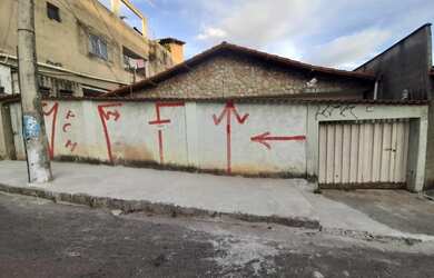 Imagem: A casa possui 4 Dormitórios, 2 Banheiros, 1 Vaga na garagem