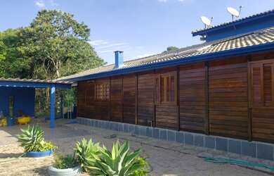 Imagem: A casa possui 3 Dormitórios, 2 Banheiros, 3 Vagas na garagem