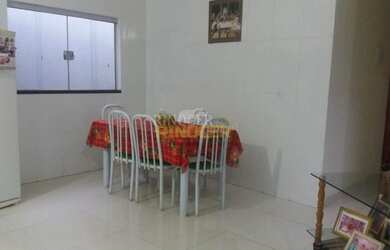 Imagem: A casa possui 2 Dormitórios, 2 Banheiros, 2 Vagas na garagem