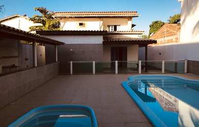 Imagem: A casa possui 3 Dormitórios, 3 Banheiros, 1 Vaga na garagem