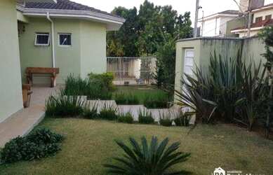 Imagem: A casa possui 3 Dormitórios, 1 Banheiro, 5 Vagas na garagem