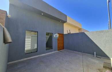 Imagem: A casa possui 4 Dormitórios, 3 Banheiros, 2 Vagas na garagem