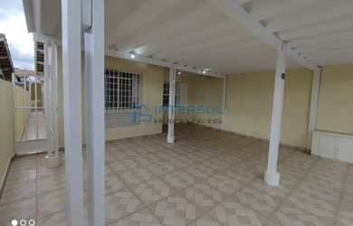 Imagem: A casa possui 2 Dormitórios, 2 Banheiros, 2 Vagas na garagem