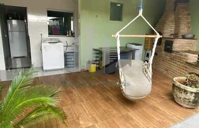 Imagem: A casa possui 3 Dormitórios, 2 Banheiros, 2 Vagas na garagem