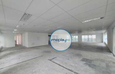 Imagem: O depósito possui 5 Vagas na garagem, 292m² de Área e está