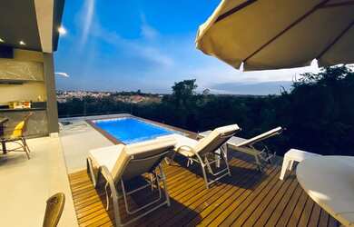 Imagem: A casa em condomínio possui 4 Dormitórios, 5 Banheiros, 4