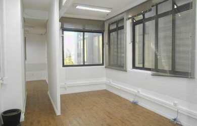 Imagem: O depósito possui 1 Vaga na garagem e 303m² de Área e está