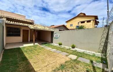 Imagem: A casa possui 3 Dormitórios, 2 Banheiros, 3 Vagas na garagem