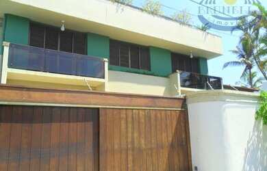 Imagem: A casa possui 4 Dormitórios, 2 Banheiros, 4 Vagas na garagem