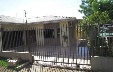 Imagem: A casa possui 3 Dormitórios, 2 Banheiros, 2 Vagas na garagem