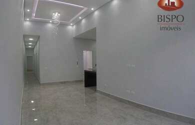 Imagem: A casa possui 3 Dormitórios, 1 Banheiro, 2 Vagas na garagem